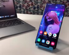 Правильне положення смартфону на столі